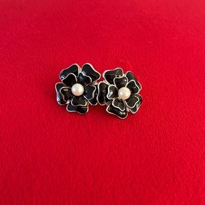 Black flower earrings!🖤